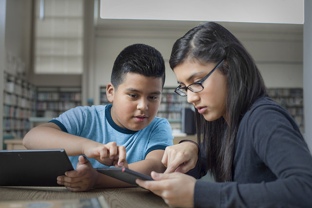 niños y tabletas