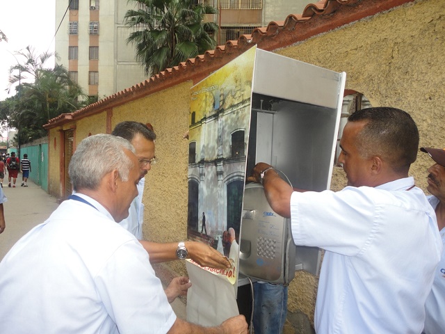 Calcomanias fueron puestas en las cabinas telefónicas