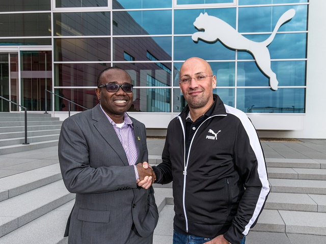 Kwesi Nyantakyi (GFA) con Christian Voigt (PUMA)