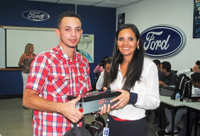 Entrega de materiales a los participantes