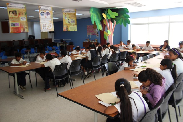 niños en la  Biblioteca Pública del Zulia “María Calcaño”