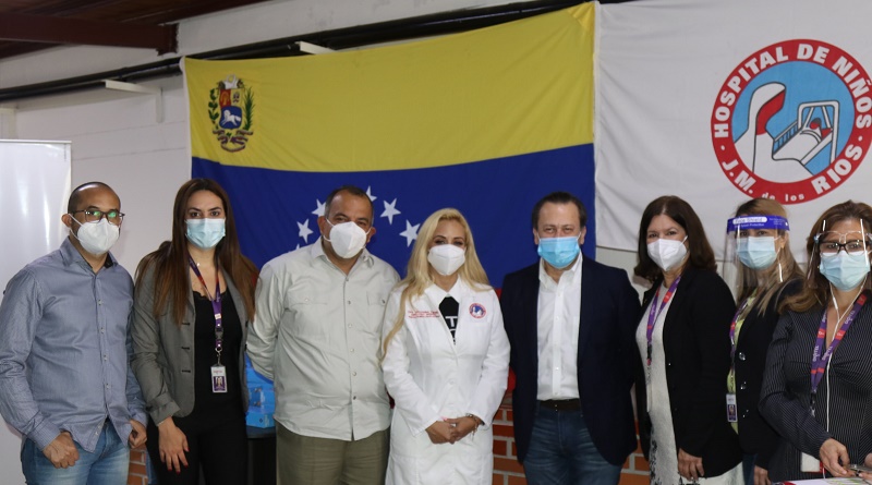 Representantes de Digitel haciendo entrega de insumos médicos para la prevención del Covid-19