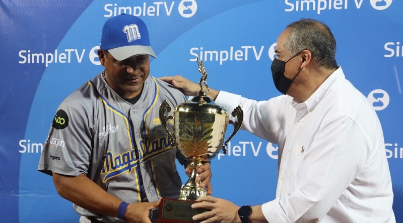 Entrega copa SimpleTV a Navegantes del Magallanes